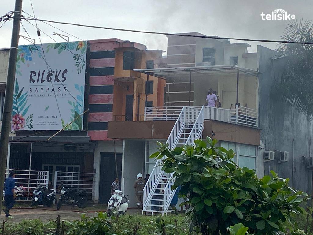 Kebakaran yang terjadi di poros Jalan Ir H Alala Bay Pass Kendari Barat, nyaris menelan korban jiwa. Foto: Thamrin Dalby/Telisik.