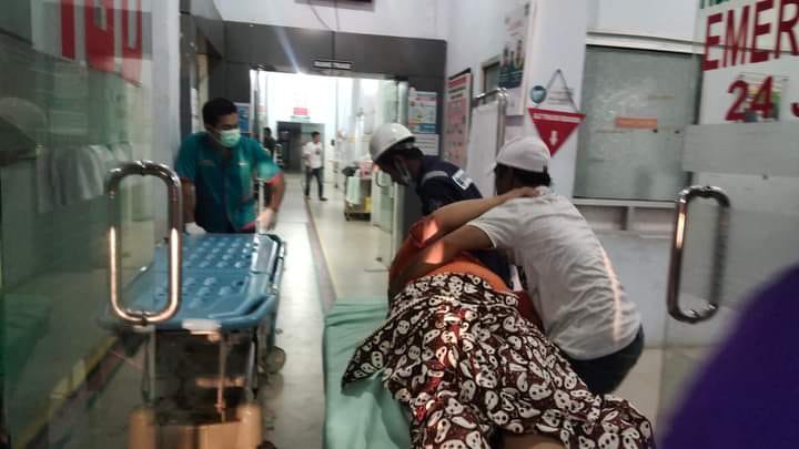 Kondisi korban keracunan gas diduga dari PT SMGP ketika dibawa ke RSUD Mandailing Natal. Foto: Humas Polda Sumatera Utara