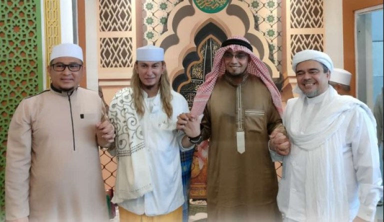 Pertemuan Habib Bahar (kedua dari kiri) dengan Habib Rizieq Shihab (kanan). Foto: Repro Hidayatullah.com