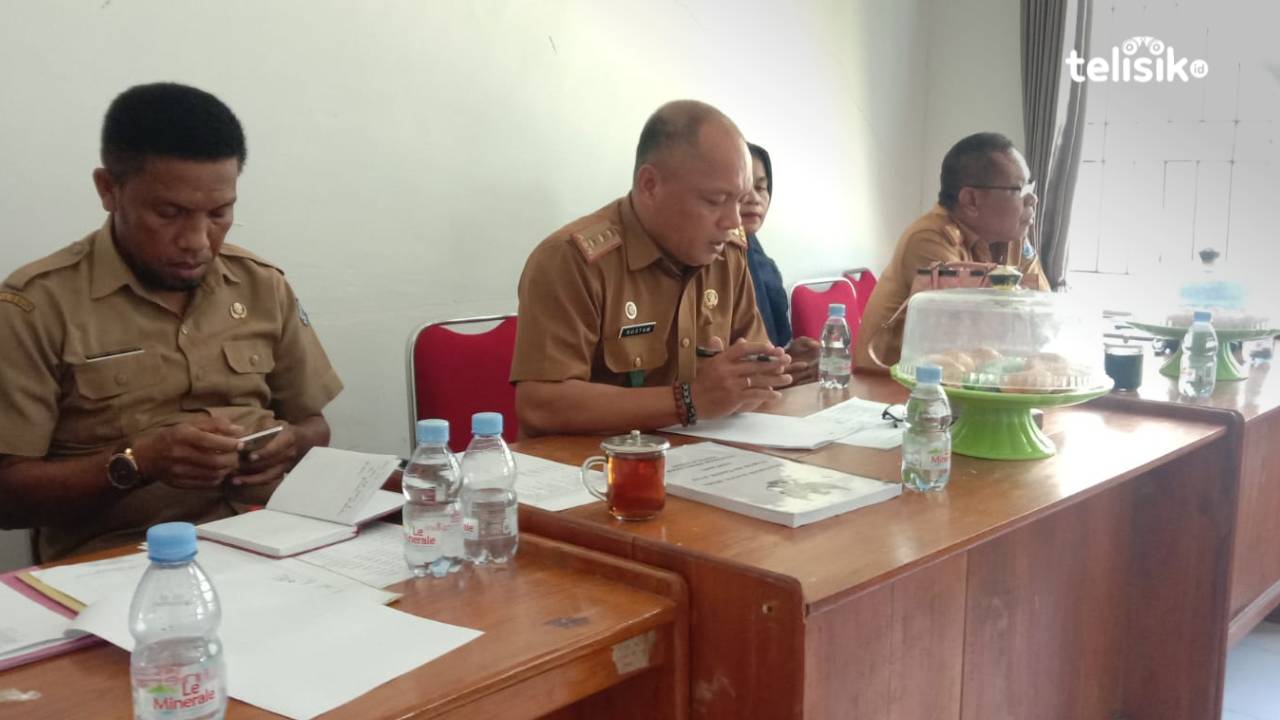 Kadis PMD Muna, Rustam menjelaskan tahapan Pilkades di DPRD. Foto : Sunaryo/Telisik