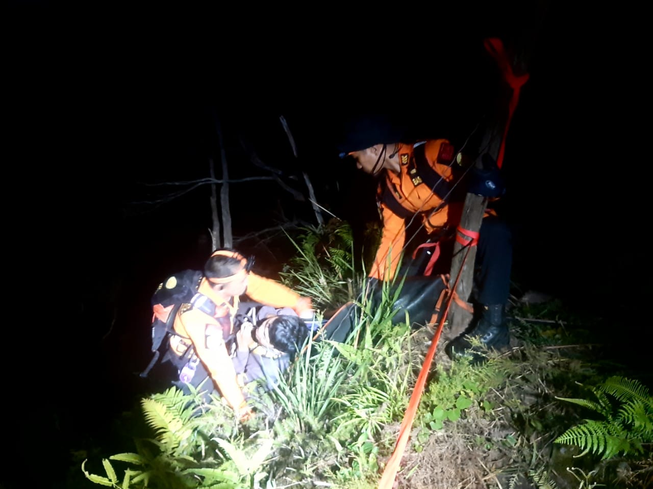 Proses evakuasi Yusril, mahasiswa yang hilang di Bukit Popalia. Foto: Ist.