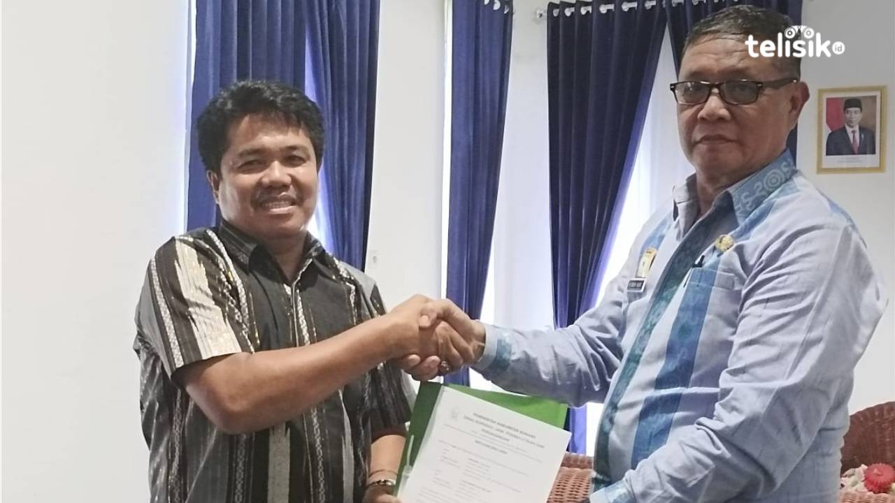 Suasana Sertijab Kadis Disprindagkop Jahiuddin (kiri) kepada Kadis Disprindagkop baru Muhammad Nur (kanan). Foto: Aris Syam/Telisik.