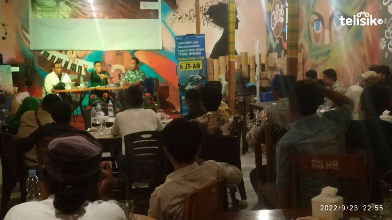 Anggota Komisi II DPR RI Dapil Sultra, Ir Hugua (tengah) dalam diskusi yang digelar KAHMI Baubau. Tampak pula Wali Kota Baubau, La Ode Ahmad Monianse. Foto: Dheny/Telisik