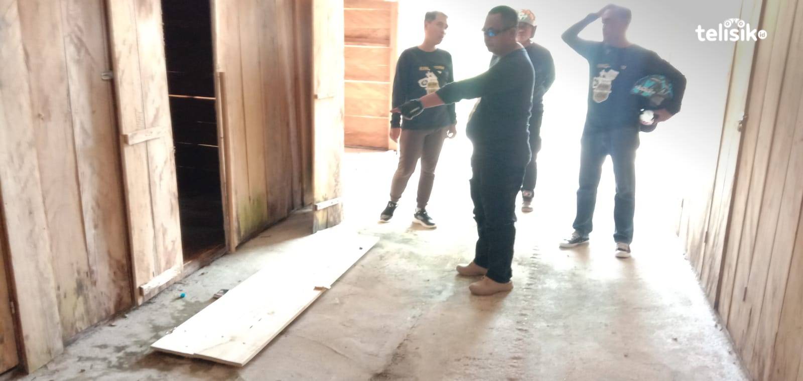 Kajari Muna, Agustinus Baka Tangdililing bersama Kasi Intelijen, Fery Febrianto dan penyidik melihat langsung kondisi kios di Pasar Manguntara. Foto: Sunaryo/Telisik.