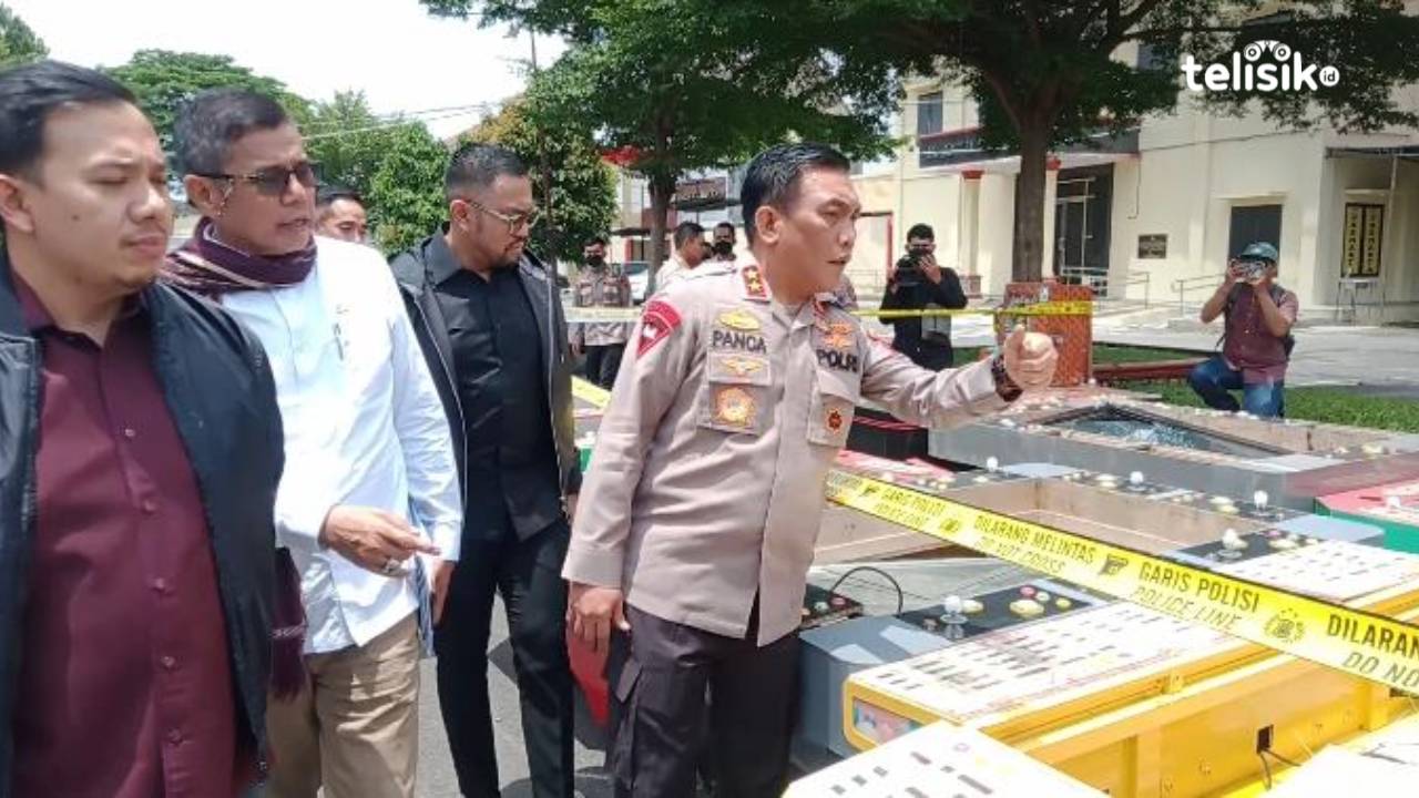 Komisi 3 DPR RI bersama Kapolda Sumatera Utara, Irjen Pol Panca Putra ketika melihat sejumlah mesin judi tembak ikan yang diamankan Ditreskrimum Polda Sumatera Utara, di saat melakukan kunjungan kerja. Foto: Reza Fahlefy/Telisik