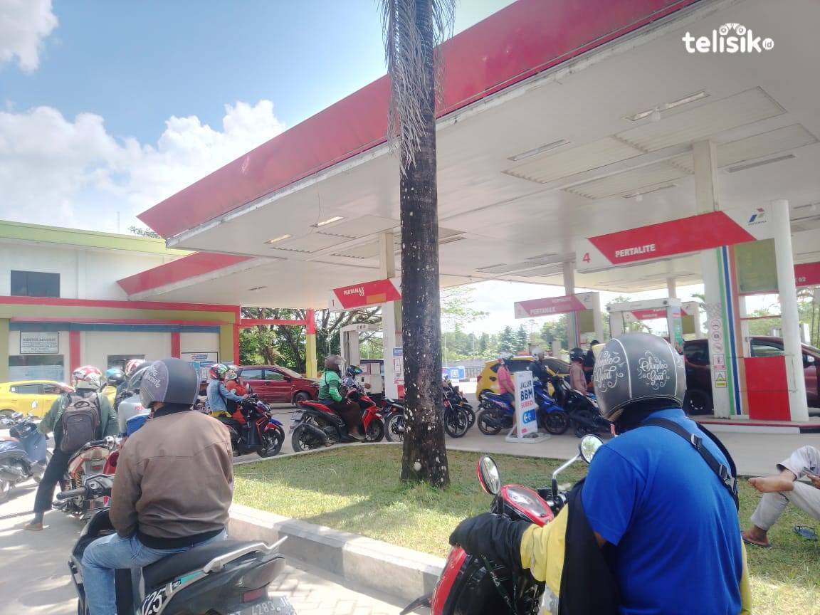 Antrian yang cukup mengular di SPBU Ade Lepo-lepo terjadi jauh sebelum harga Pertalite naik. Foto: Nur Khumairah/Telisik