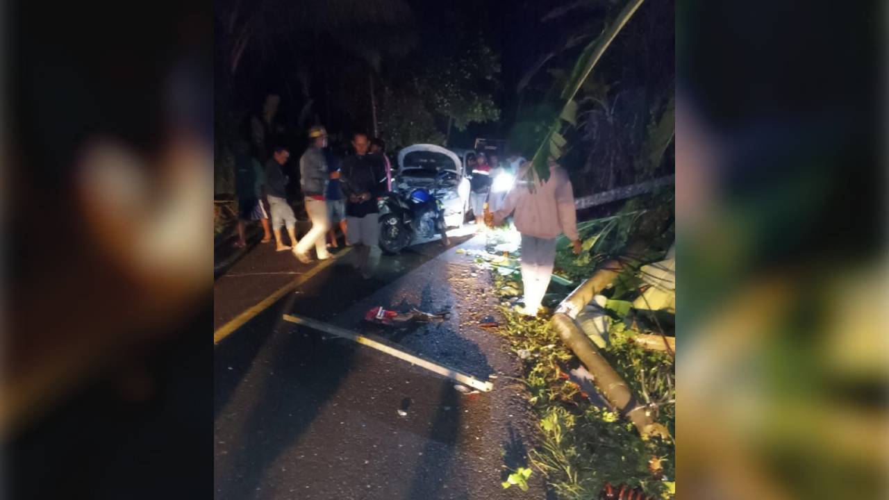 Tiang listrik tumbang dan menimpa sebuah kendaraan minibus di Bombana. Foto: Ist.
