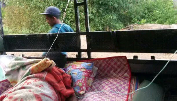 Pasien meninggal di jalan usai tertahan di pendakian telford buruk Kecamatan Ndoso, Kabupaten Mabar. Foto: Warga.