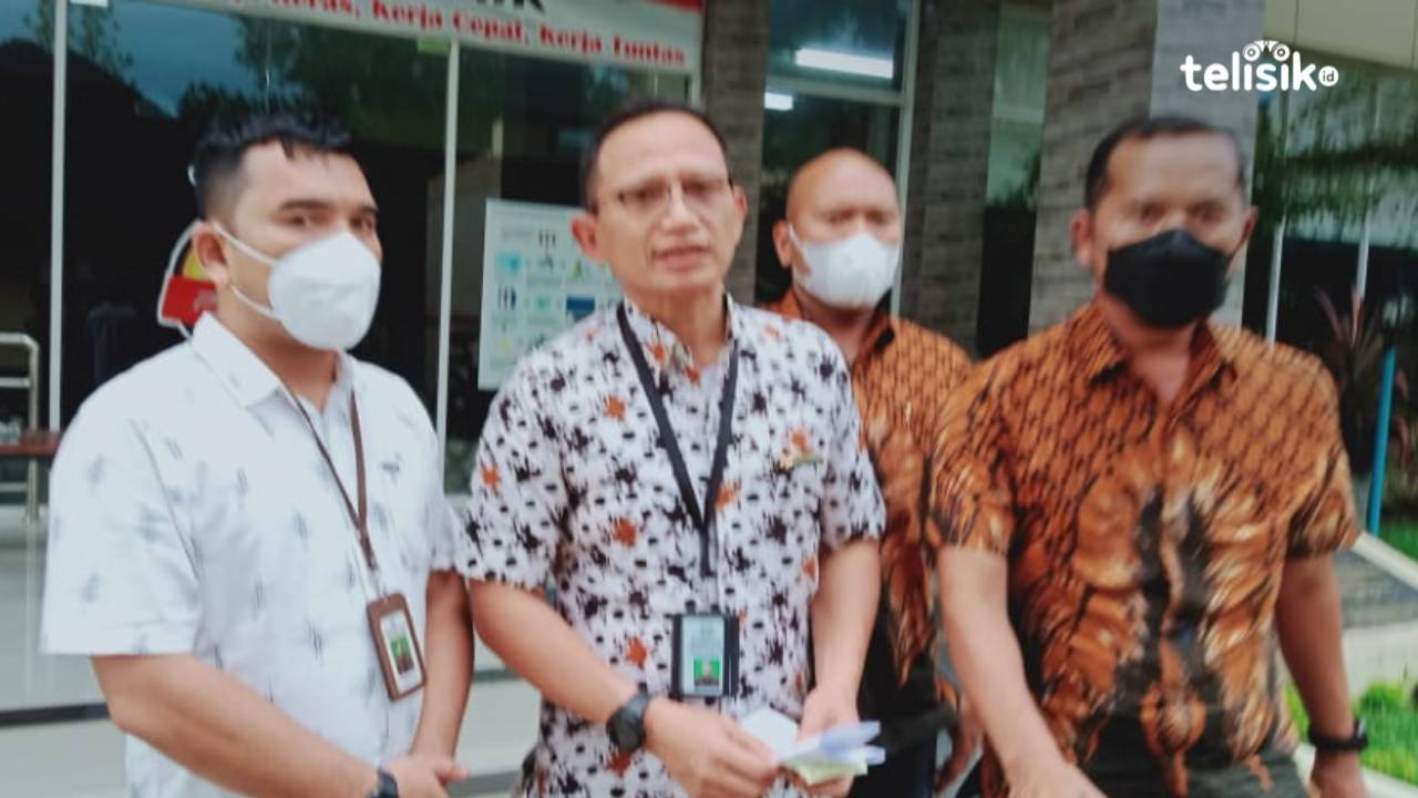 I Made Sudarmawan (tengah) didampingi rekannya ketika membuat laporan pengaduan Alvin Lim, diduga mencemarkan nama baik jaksa maupun institusi kejaksaan ke Mapolda Sumatera Utara Jalan Sisingamangaraja KM 10,5 Medan. Foto: Reza Fahlefy/Telisik