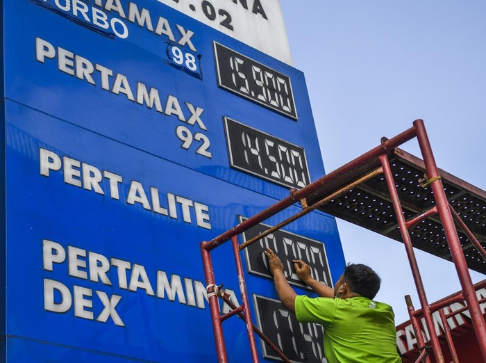 Kenaikan harga BBM mendapatkan banyak penolakan. Pengamat menyebut menaikkan BBM adalah perbuatan zalim. Foto: Repro Detik.com