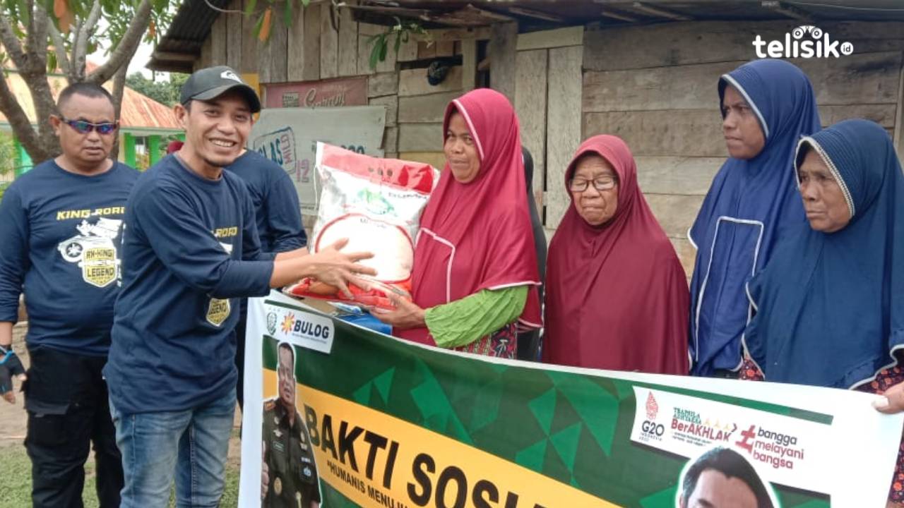 Kepala Cabang Perum Bulog Raha, Ritno saat menyalurkan bantuan beras pada masyarakat. Foto: Sunaryo/Telisik