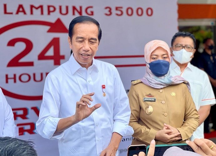 Presiden Jokowi diminta menormalkan harga BBM subsidi karena kompensasi dari kenaikan harga BBM berupa BLT  selama ini tidak tepat sasaran. Foto: Repro Inews