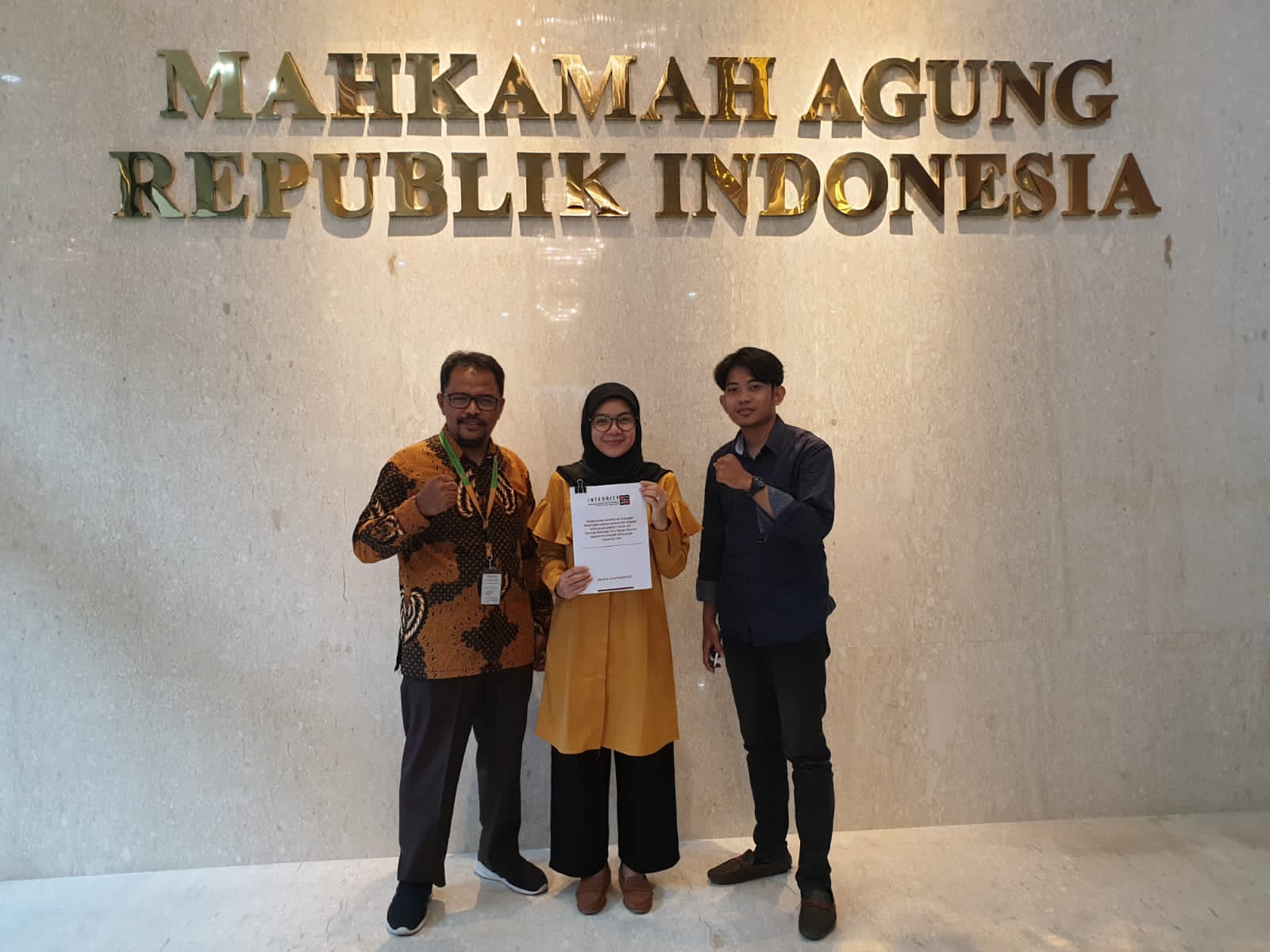 Kuasa hukum Indrayana Centre for Government, Constitution, and Society (INTEGRITY) Law Firm, mengajukan permohonan hak uji materiil Perda RTRW Konawe Kepulauan ke Mahkamah Agung. Foto: Ist.