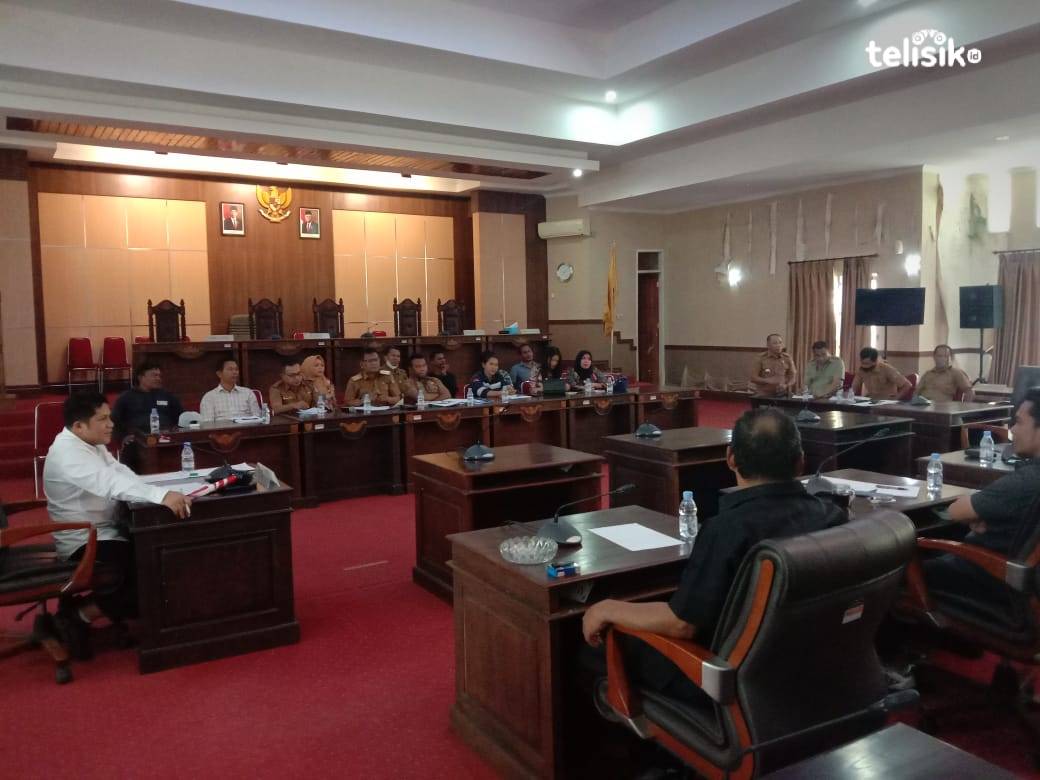 Ketua DPRD Muna, Irwan saat memimpin rapat dengan OPD. Foto: Sunaryo/Telisik.
