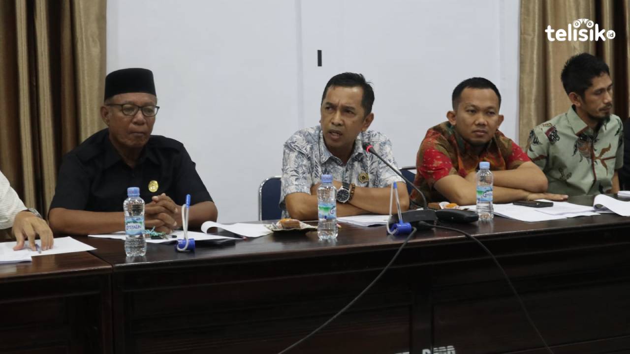 Wakil Ketua Komisi I DPRD Kolaka Utara, Mustamrin Shaleh, SP memberikan pandangan terkait pilkades serentak yang rencana digelar April 2023 mendatang. Foto: Muh. Risal H/Telisik
