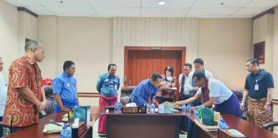 Proses penandatanganan adendum pinjaman daerah Kabupaten Manggarai. Foto: Ist