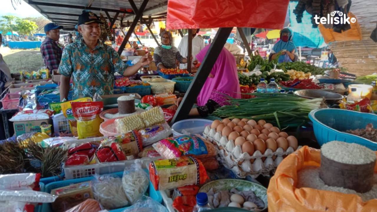 Camat Rumbia Tengah saat melalukan sosialisasi rencana pemindahan pedagang sembako di Pasar Sentral Tadoha Mapacing. Hir Abrianto/Telisik