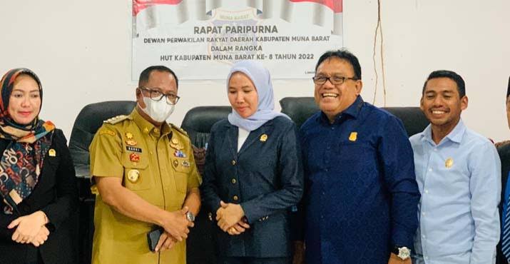 Pj Bupati Muna Barat, Bahri bersama tiga pimpinan DPRD. Foto: Ist.