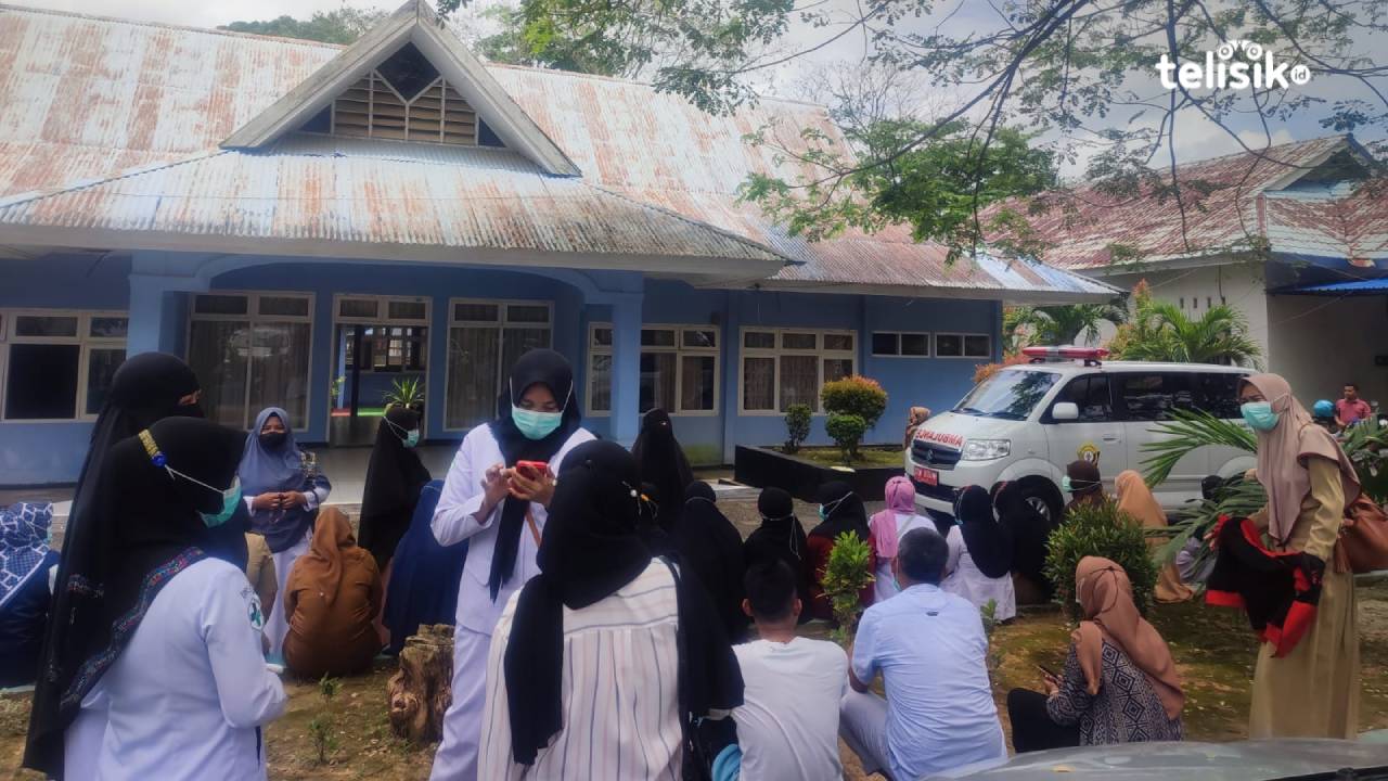 Ratusan karyawan Rumah Sakit Jiwa (RSJ) Kota Kendari, Sulawesi Tenggara, melakukan demonstrasi menuntut uang jasa BPJS yang sudah 9 bulan belum diterima. Foto: Ibnu Sina Ali Hakim/Telisik