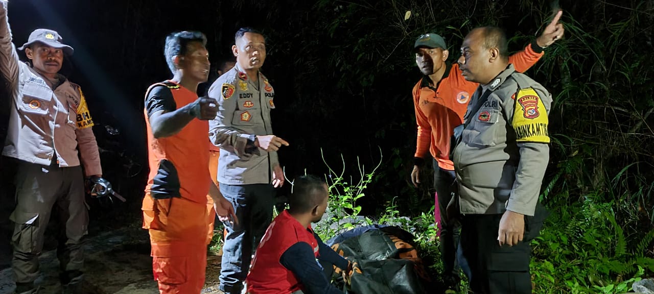 Korban seorang remaja 16 tahun yang tenggelam terbawa arus sungai, berhasil ditemukan Basarnas dan polisi. Foto: Ist.