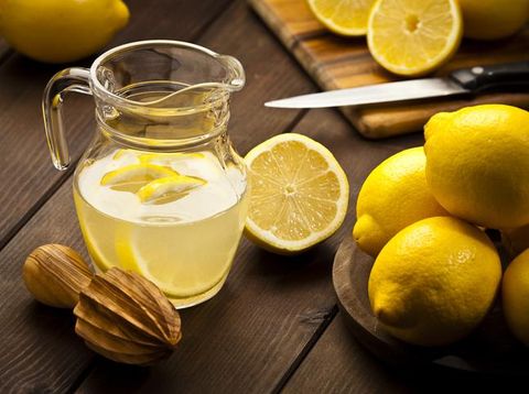 Salah satu bahan alami yang bisa digunakan untuk diet adalah dengan mengkonsumsi air lemon. Foto: Repro iStock