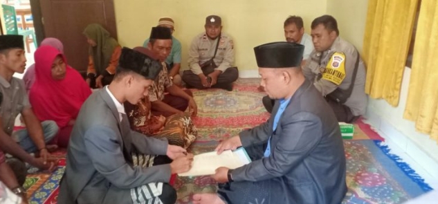 Nampak pihak Polsek Ambuau Indah Kecamatan Lasalimu Selatan Kabupaten Buton sedang menikahkan seorang tahanan. Foto: Ist.