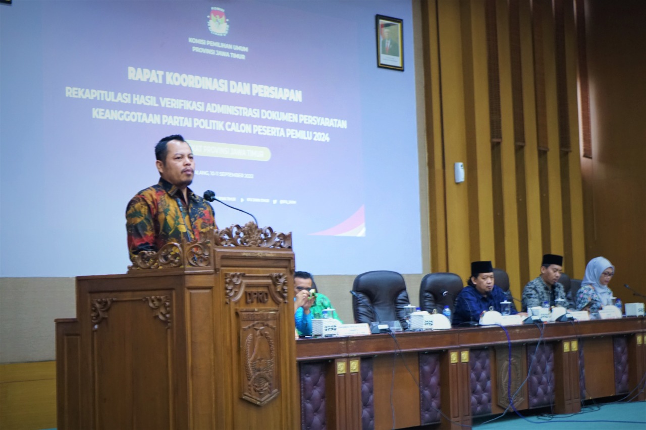 Ketua KPU  jatim saat memberikan keterangan kepada 38 anggota KPU se-Jawa Timur. Foto: Ist.