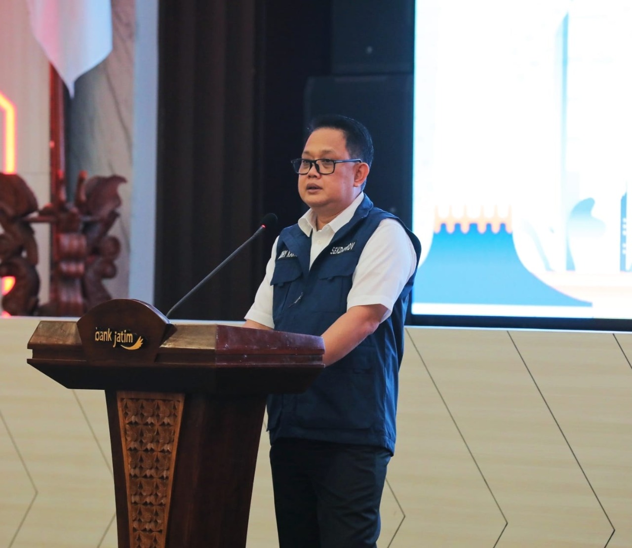 Sekdaprov Jawa Timur, Adhi Karyono saat memberi keterangan soal wacana pemberian subsidi ongkos angkutan di Jawa Timur. Foto: Ist.
