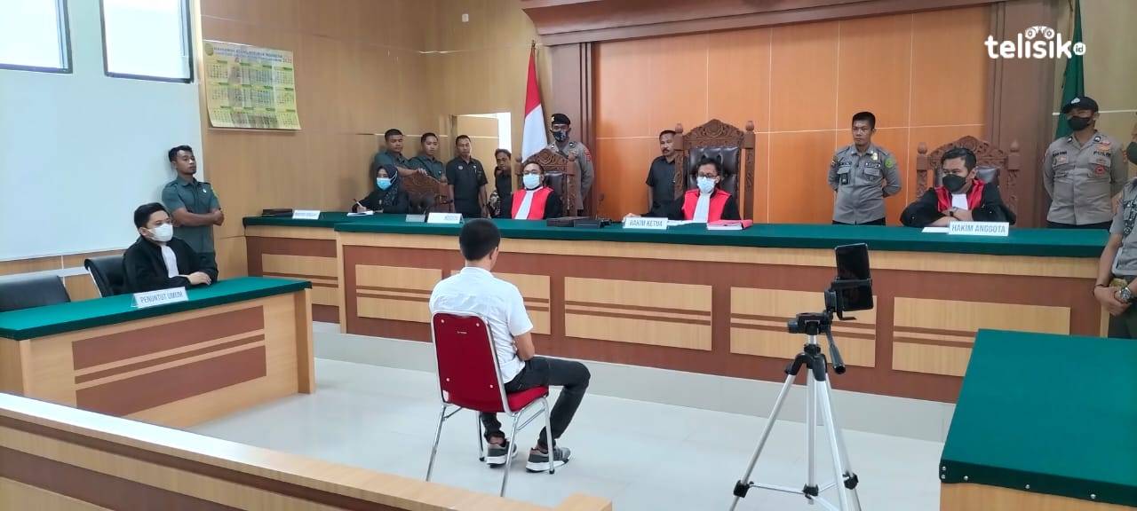 Terdakwa MA kasus KDRT di Kolaka Utara saat menghadiri sidang putusan di PN Lasusua. Foto: Muh. Risal H/Telisik.