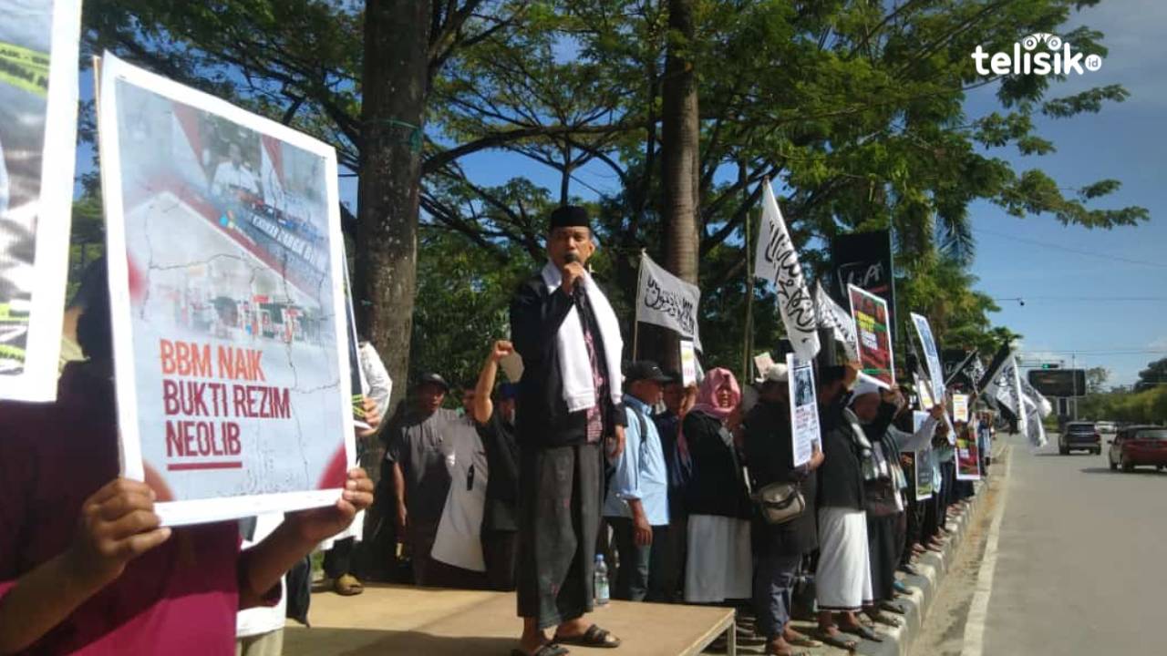 Ratusan warga Kendari yang tergabung dalam Komunitas Taman Surga tolak kenaikan harga BBM. Foto: Fitrah/Telisik.