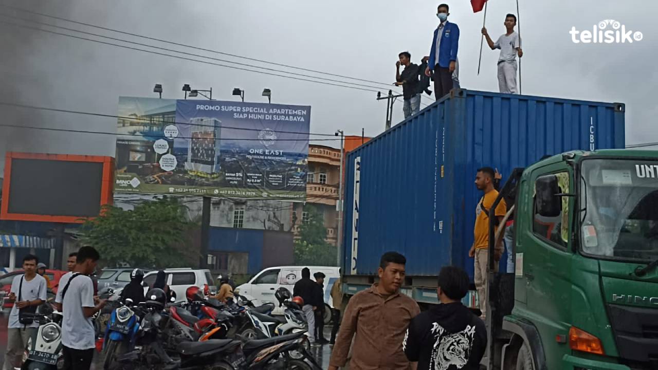 Kendaraan truk kontainer disandera massa aksi saat melakukan unjuk rasa penolakan kenaikan harga BBM di Kota Kendari. Foto: La Ode Muh Martoton/Telisik.