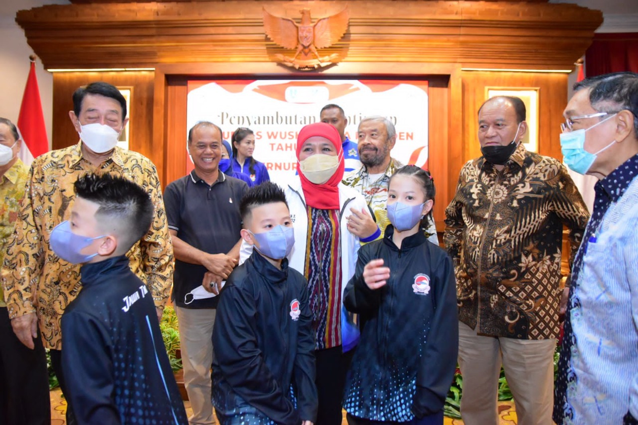 Sejumlah atlet wushu Jatim bersama Gubernur Khofifah Indar Parawansa di Grahadi Surabaya. Foto: Ist.