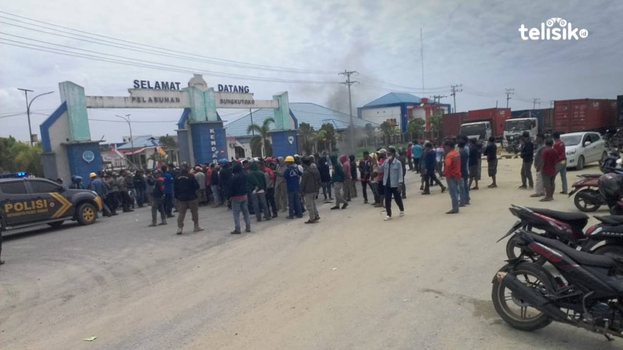 Ratusan massa TKBM menggelar demonstrasi menuntut untuk dipekerjakan oleh pihak KSOP dan PT. Pelindo. Foto: La Ode Andi Rahmat/Telisik