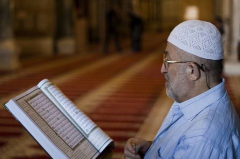 Al-Qur'an adalah firman Allah SWT yang tidak ada tandingannya, diturunkan kepada Rasulullah SAW melalui perantara malaikat Jibril. Karena itu, ada adab tertentu ketika membacanya. Foto: Repro Google.com