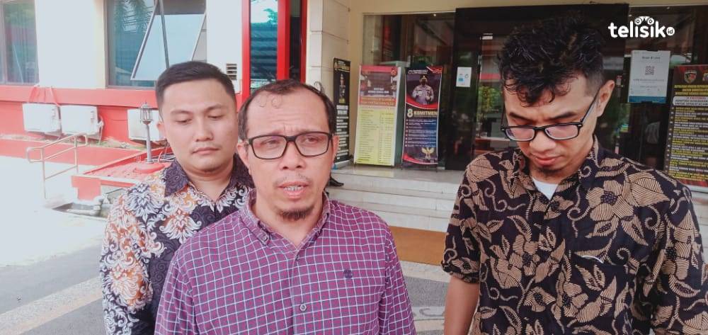 Syamsul Chaniago (tengah) didampingi oleh tim kuasa hukumnya ketika berada di Depan Gedung Kantor Ditreskrimum Polda Sumatera Utara di Medan, Selasa (6/9/2022). Foto: Reza Fahlefy/Telisik.
