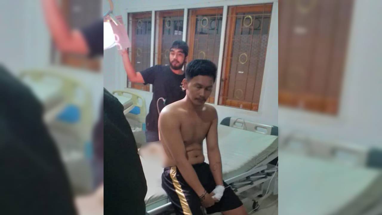 Rian (28) warga Kelurahan Jati Mekar, Kecamatan Kendari, Kota Kendari, menjadi korban pembusuran, mengakibatkan luka tusuk pada bagian pinggang sebelah kanan. Foto. Ist.