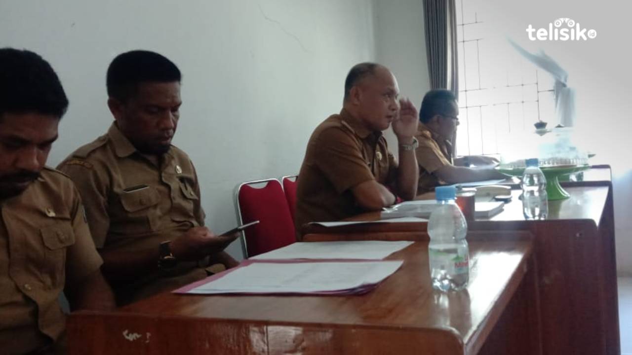 Kadis PMD Muna, Rustam menjelaskan soal rencana tes tertulis Bacakades. Foto : Sunaryo/Telisik