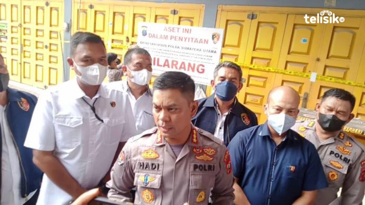 Petugas kepolisian menyita aset rumah mewah milik Apin BK yang berada di Jalan Danau Singkarak, Kota Medan, Provinsi Sumatera Utara. Foto: Reza Fahlefy/Telisik