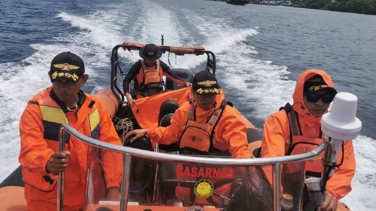 Tim dari Basarnas Kota Baubau ketika menuju tempat kejadian mati mesin 2 nelayan asal Buton Selatan, untuk memberikan bantuan SAR. Foto: Ist.