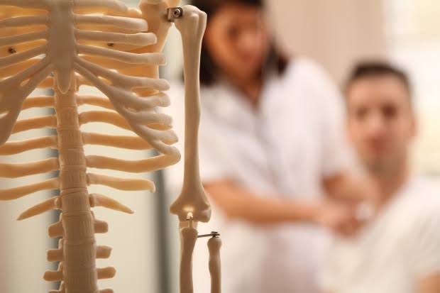 Menjaga kesehatan tulang menjadi hal yang penting dilakukan agar tubuh tetap fit. Foto: Repro google.com