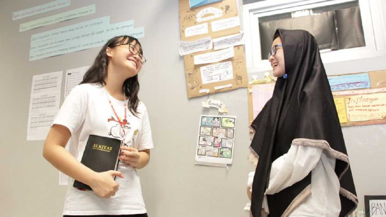 Toleransi adalah salah satu akhlak yang dicontohkan Rasulullah dalam bentuk menghargai orang lain, apapun agamanya. Foto: Repro Kompas.com