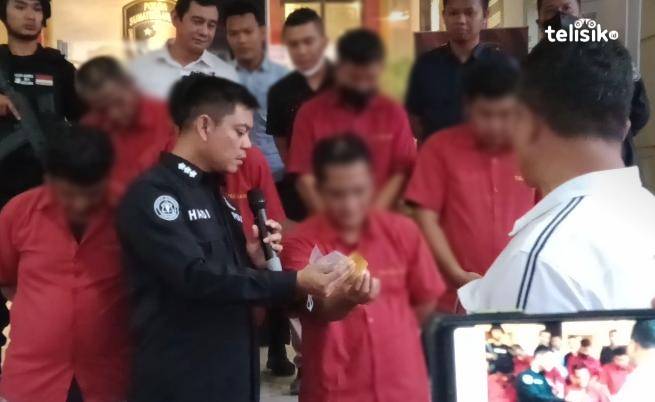 Kabid Humas Polda Sumatera Utara, Kombes Pol Hadi Wahyudi ketika menginterogasi 6 perampok dengan modus pecah kaca mobil korbannya. Foto: Reza Fahlefy/Telisik