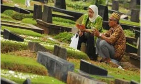 Ada 6 pertanyaan yang akan ditanyakan malaikat di alam barzakh. Meski pertanyaan tersebut tampak sepele untuk dijawab, sebenarnya tidak demikian, sebab semua bergantung amal masing-masing semasa hidup. Foto: Repro Republika.co.id