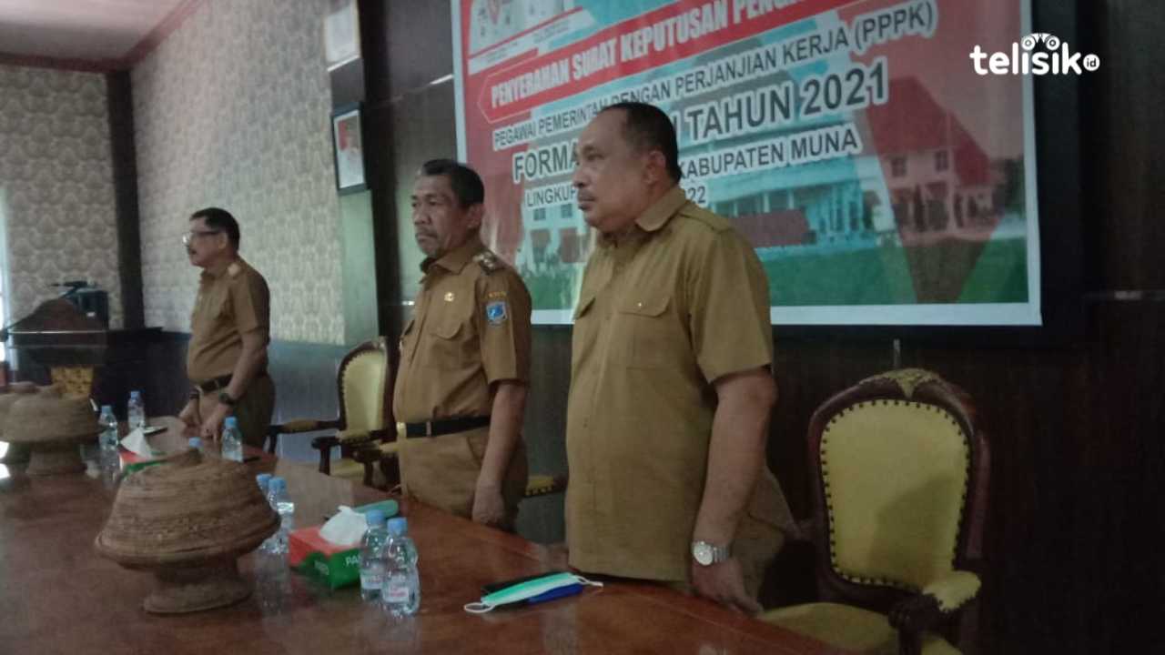 Kepala BKPSDM Muna, La Ode Ena bersama Wabup, Bachrun Labuta dan Sekda, Eddy Uga. Foto : Sunaryo/Telisik