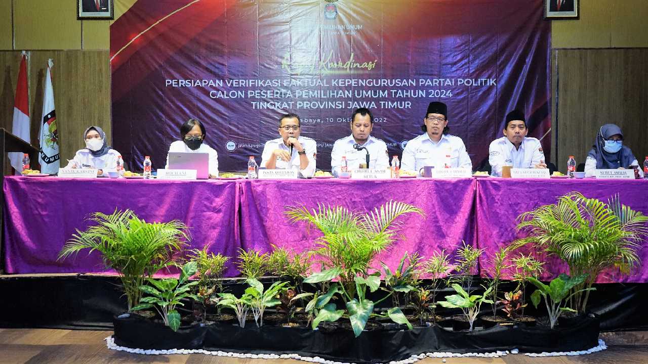 KPU Jawa Timur memberikan pengarahan para perwakilan parpol jelang verifikasi faktual. Foto: Ist