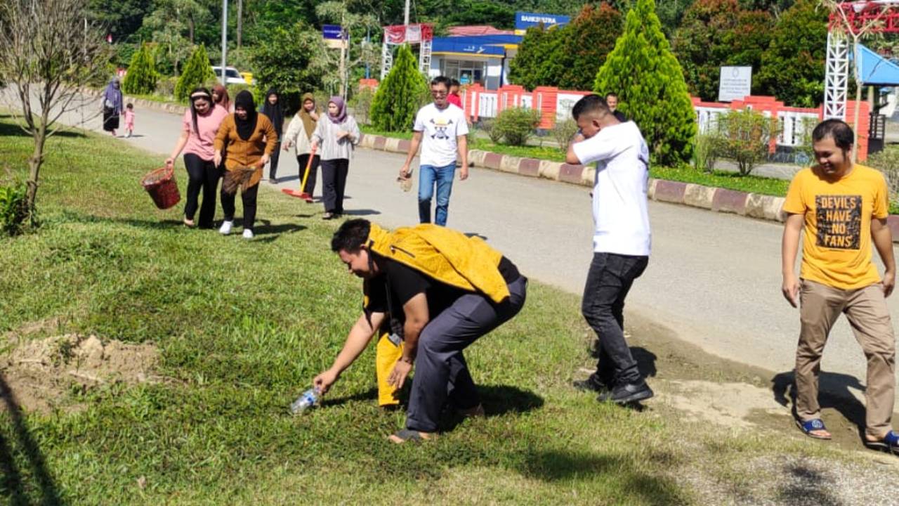 Kegiatan Jumat Bersih yang di lakukan setiap OPD di Kabupaten Kolaka Timur, untuk mewujudkan program Gemas. Foto: Ist.