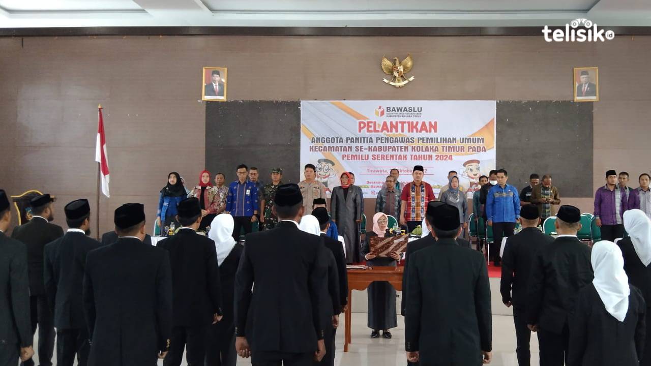 Pelantikan panwascam Kabupaten Kolaka Timur di aula Pemda Koltim pada Kamis (27/10/2022). Foto: Sigit Purnomo/Telisik