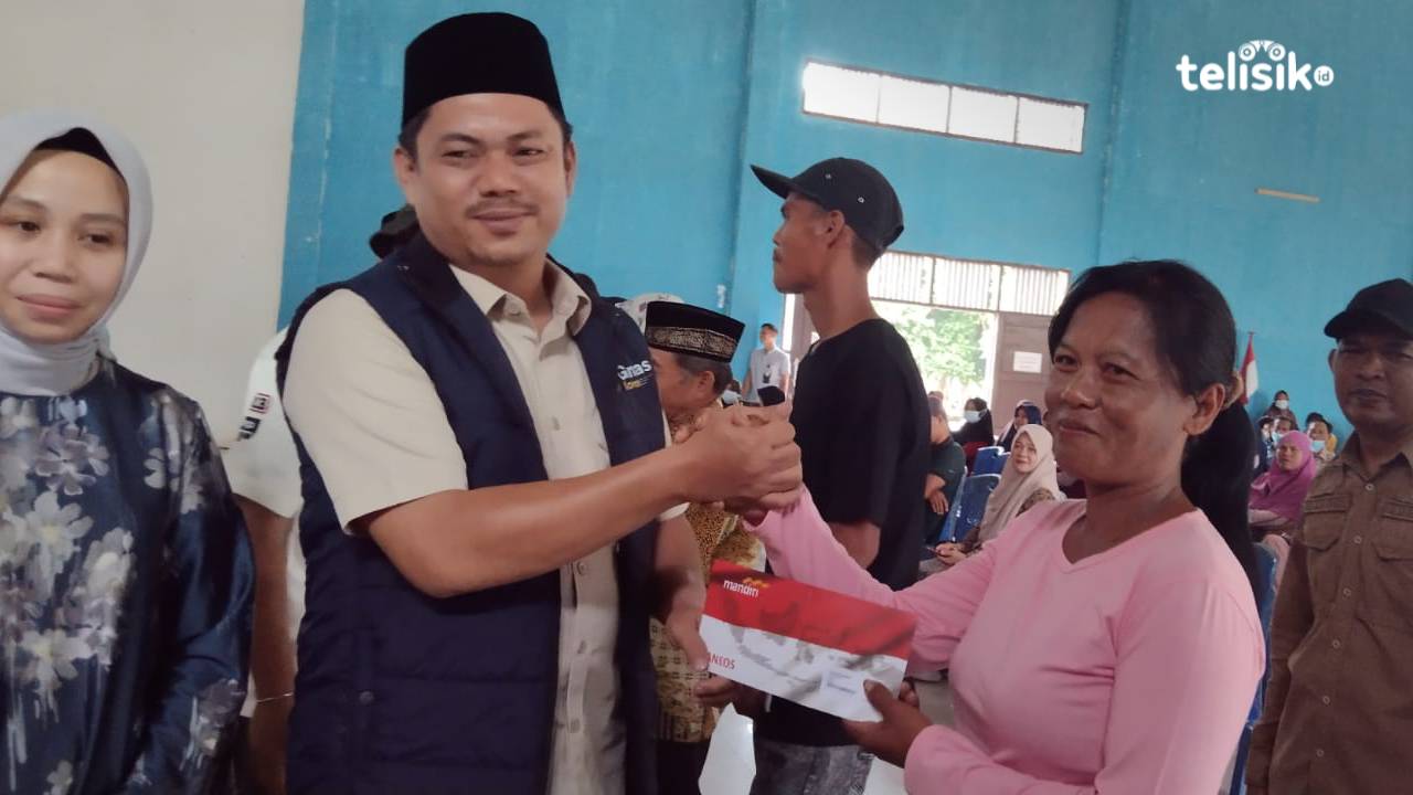 Penyerahan bantuan kartu keluarga sejahtera oleh Plt Bupati Kolaka Timur Abd Aziz, Jumat (28/10/2022). Foto: Sigit Purnomo /Telisik