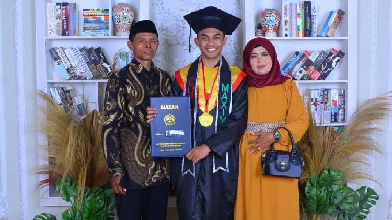 Muhammad Aksen Sultra, peraih lulusan terbaik 1 pada wisuda XXII Poltekkes Kemenkes Kendari dengan IPK 4.00 didampingi oleh kedua orang tuanya. Foto: Ist.