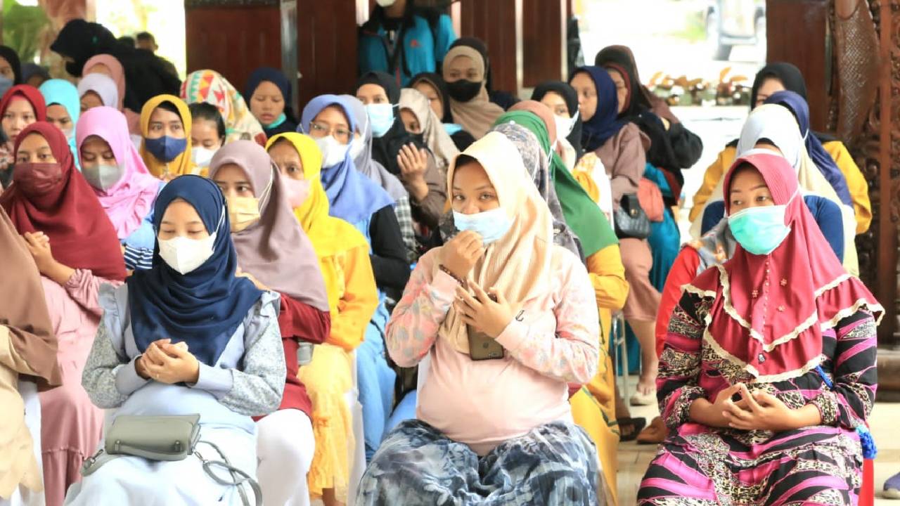 Para ibu hamil mendapat bantuan guna mencegah stunting. Foto: Ist.